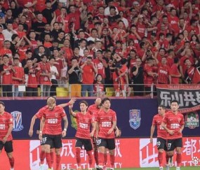 宝威体育-中超比赛回顾：激烈角逐之后，强队实现逆袭(中超比赛日程安排)